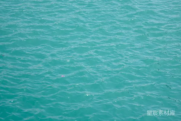 高清摄影 漂浮在一大片水体上的小船