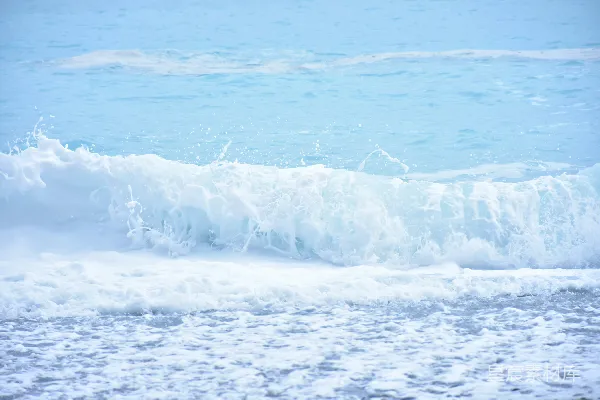 高清摄影 白天蓝海上的白色波浪