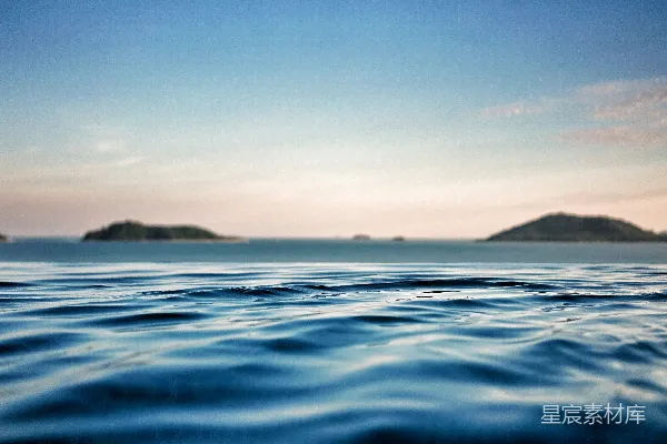 高清摄影 浅景深拍摄的海景，远处有山峦在画面中出现。
