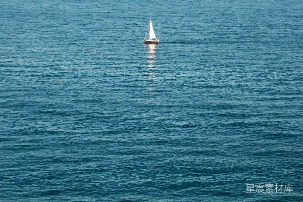 高清摄影 茫茫大海中一艘孤舟