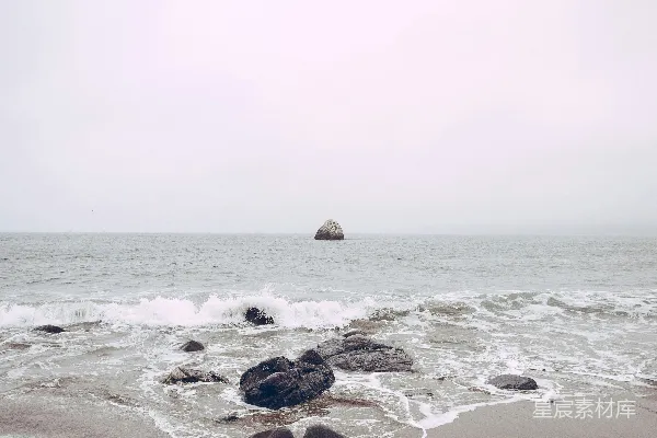 高清摄影 海边白天的岩石