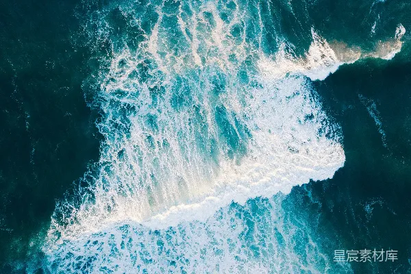 高清摄影 白天波浪起伏的水域