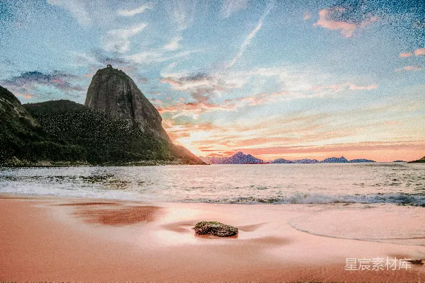 高清摄影 山在海边的白云之下，白天景象