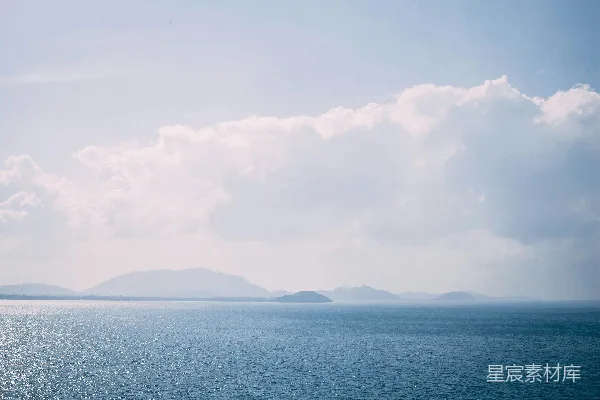 高清摄影 山峦近处水域的全景摄影
