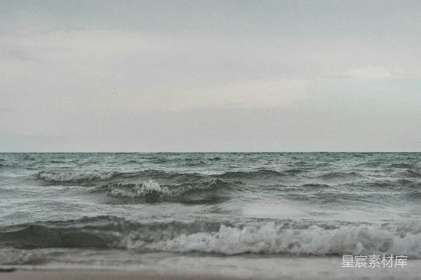 高清摄影 沙滩上有波浪在水面上来回涌动。