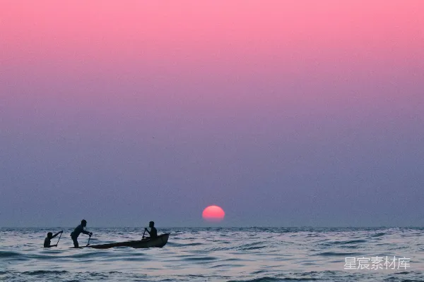 高清摄影 两人在夕阳下乘坐小船出行