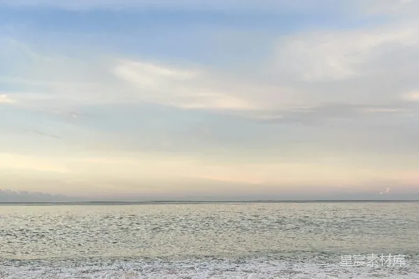 高清摄影 沙滩上波涛汹涌地拍打着岸边