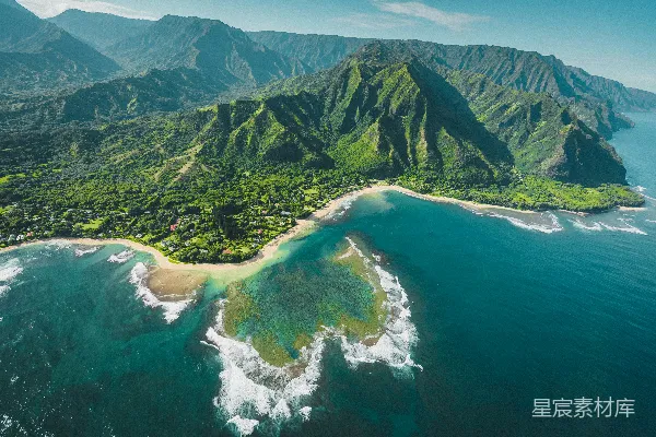 高清摄影 绿色和棕色山峦与湖泊的空中俯视图