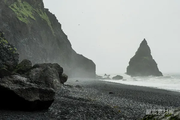 高清摄影 海边湖泊附近黑石 formations 的 landscape 照片