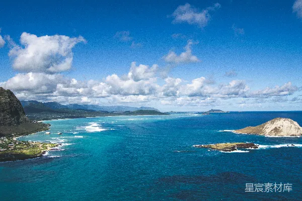 高清摄影 白天蓝海上空有白云和蓝天的景象