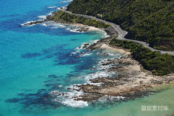 高清摄影 海滩和公路的空中俯视图