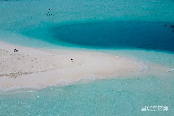 高清摄影 海边站立的人