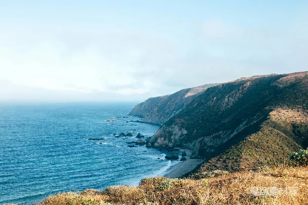 高清摄影 海边浪花冲上海岸的照片