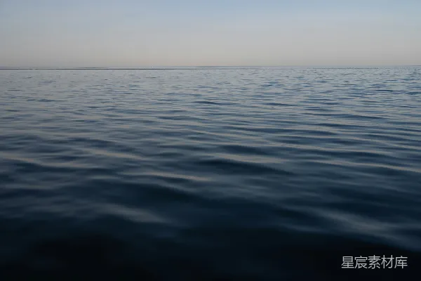 高清摄影 背景中有天空的一片水域