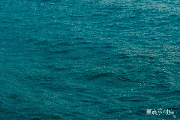 高清摄影 一个男子骑在水上波浪上的冲浪板上