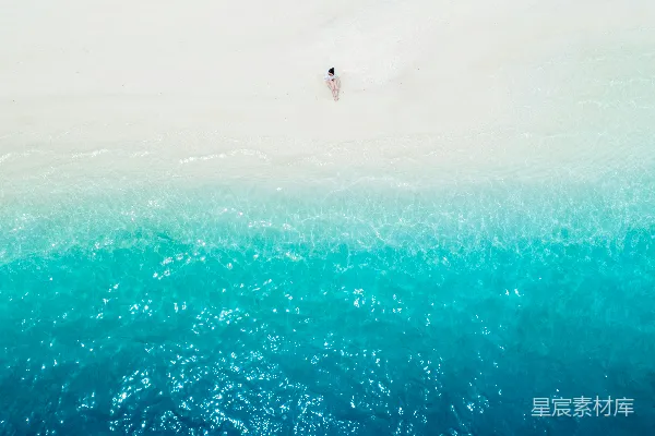 高清摄影 海边坐着的女人