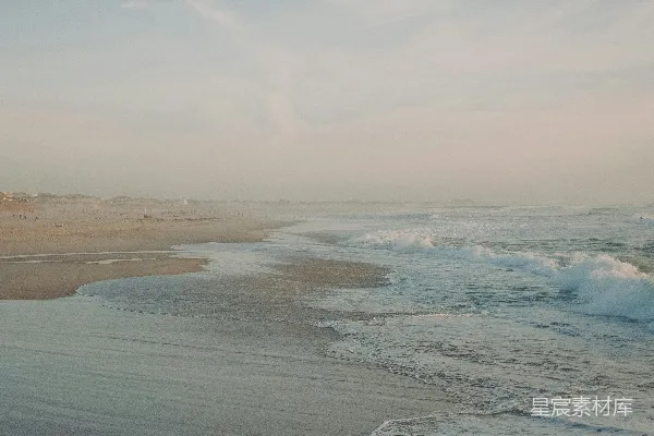 高清摄影 一片沙滩上波浪向岸边涌来