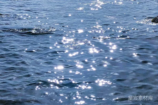 高清摄影 一个人在水域中游泳