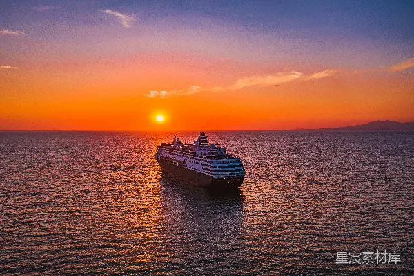 高清摄影 夕阳下海上的白船和黑船