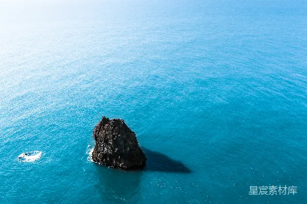 高清摄影 水体中的棕色岩层