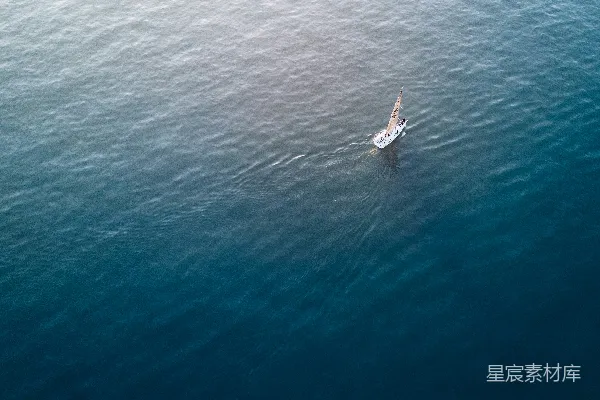 高清摄影 水上平静水面的一叶白帆 aerial photograph
