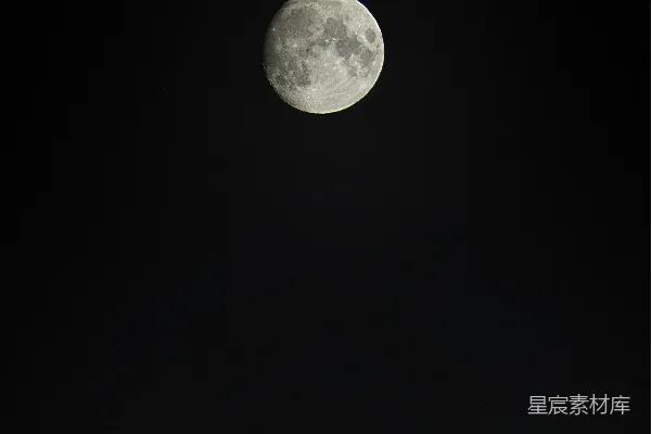 高清摄影 海上的灰暗满月