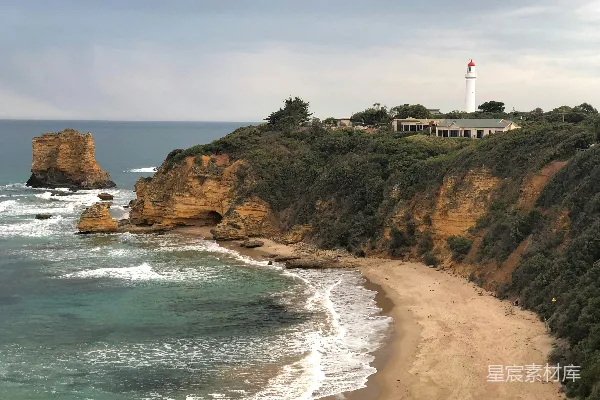 高清摄影 白天海旁棕色岩石山上有座白色灯塔
