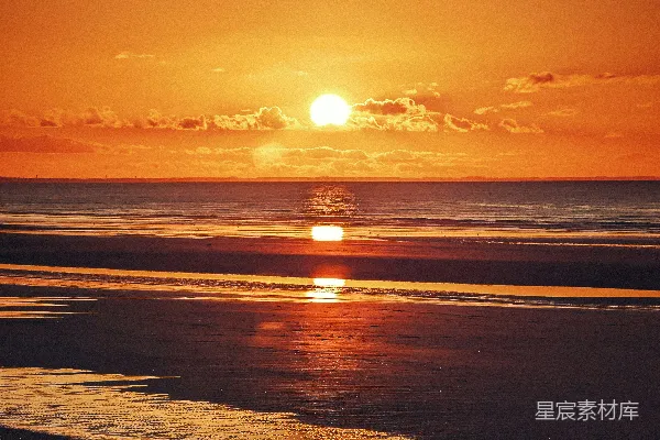 高清摄影 海滩上的太阳正落下水面