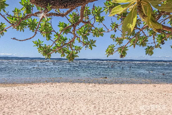 高清摄影 海边的一处景色，有人在水中嬉戏