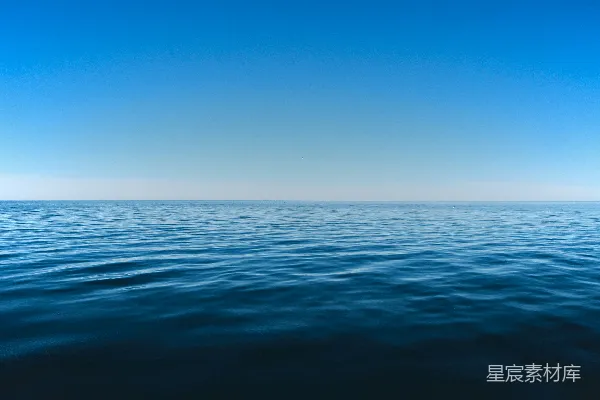 高清摄影 白天蓝天下蓝色的海洋水