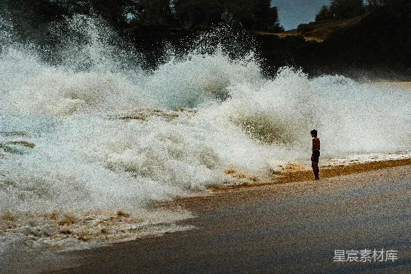 高清摄影 黑色短裤的男人站在海边白天