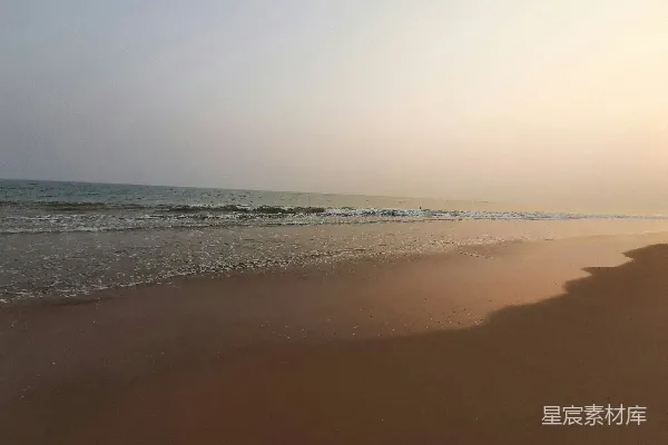 高清摄影 一片沙子海滩，波涛汹涌