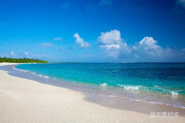 高清摄影 白天海滩上的白云蓝天背景