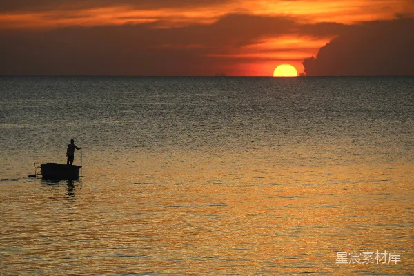 高清摄影 夕阳下海面上的船影轮廓