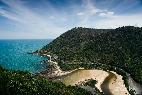 高清摄影 有山有树的海滩