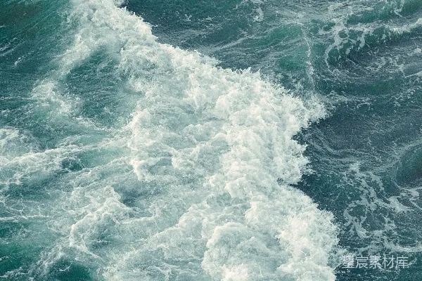 高清摄影 海边白天海浪拍打在岸边