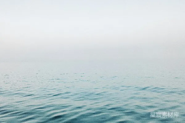 高清摄影 白天下洒在蓝天下的水面