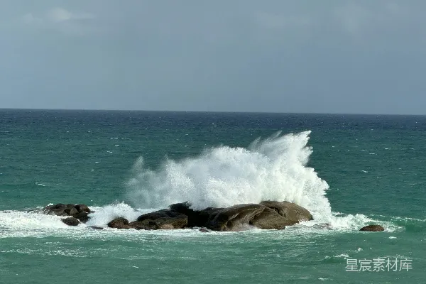 高清摄影 大浪撞击着海中的岩石