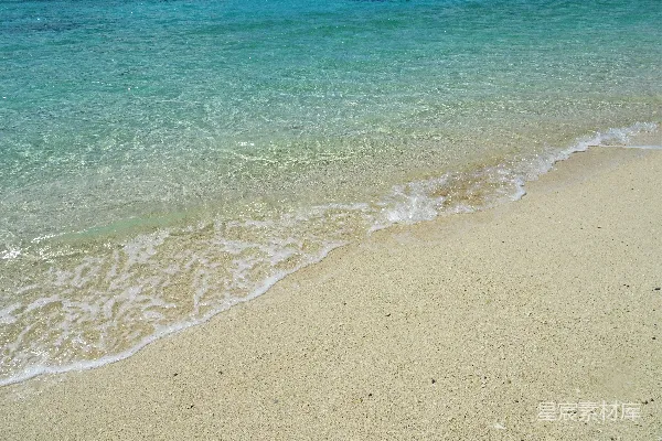 高清摄影 一片沙滩上波浪朝岸边涌来