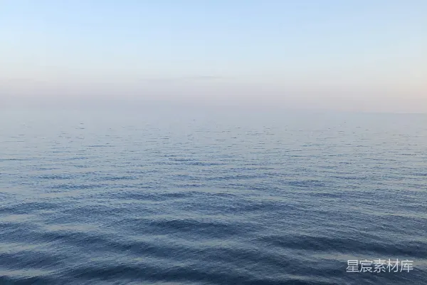 高清摄影 白天的平静水域
