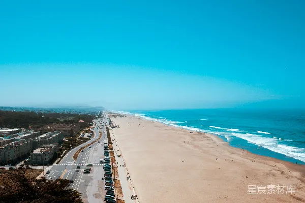 高清摄影 山顶俯瞰海滩的景象