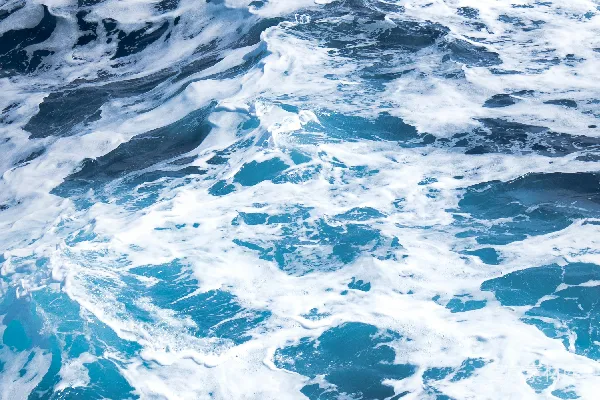 高清摄影 白天蓝水体上的水面波纹