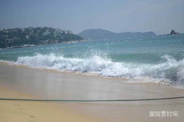 高清摄影 海边日间的海浪拍打在沙滩上