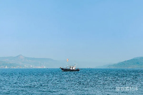 高清摄影 白天黑白色调的船在海上