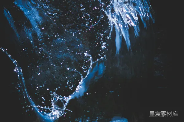 高清摄影 黑色背景中的水花