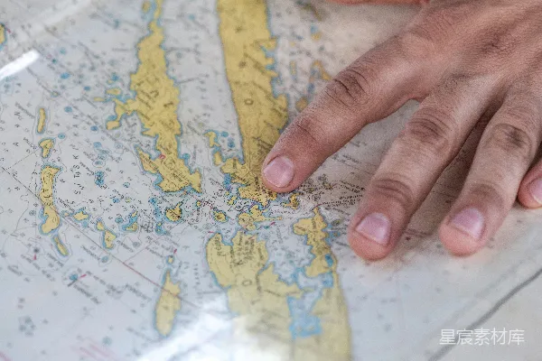 高清摄影 手持蓝绿地图的人