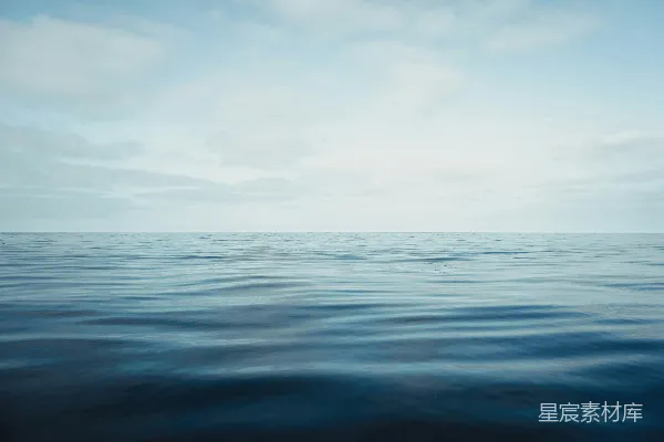 高清摄影 一片广阔水域的背景是天空。