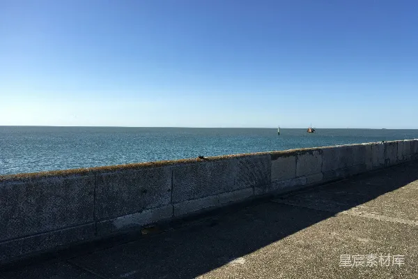 高清摄影 白天近海灰色混凝土墙附近