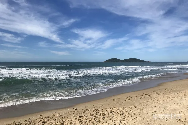 高清摄影 一片细软的沙滩，海水涌向岸边。