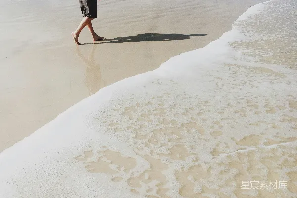高清摄影 灰短裤男子在海滩上行走